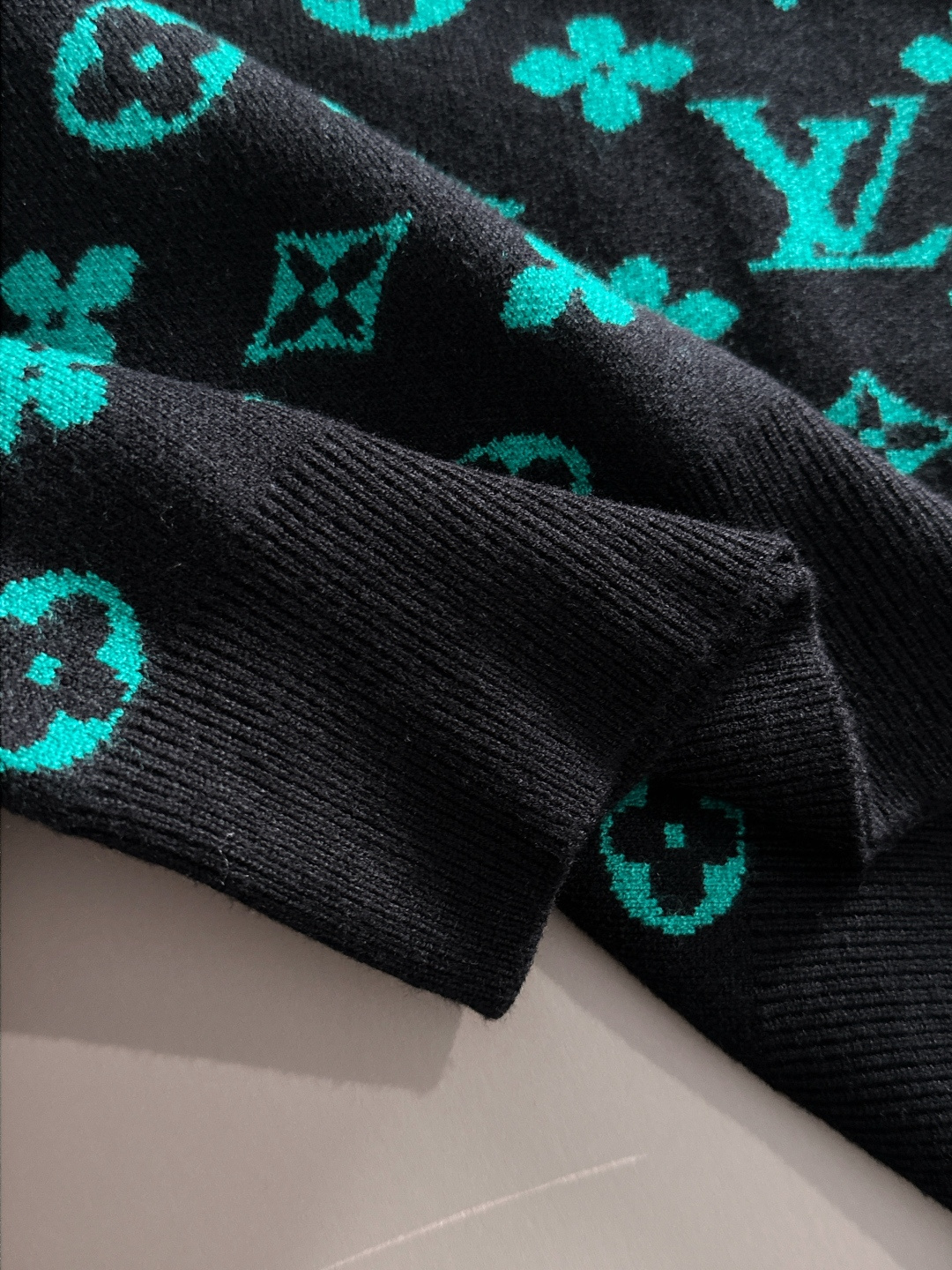 lv 2025秋冬新款羊毛毛衣 高品质意大利进口羊毛混纺面料，高密度针织，时尚百搭毛衣，帅气十足。经典L