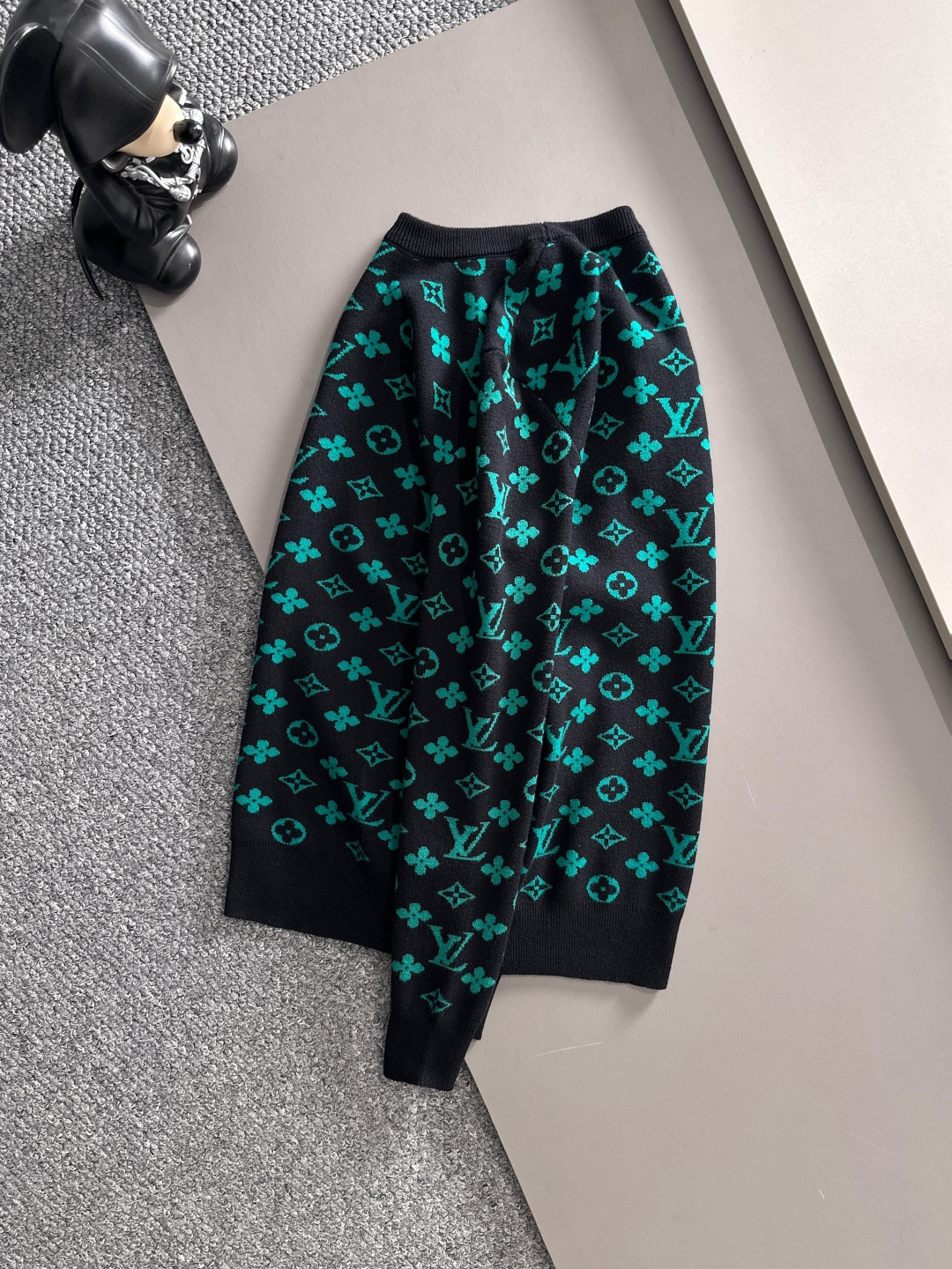 lv 2025秋冬新款羊毛毛衣 高品质意大利进口羊毛混纺面料，高密度针织，时尚百搭毛衣，帅气十足。经典L