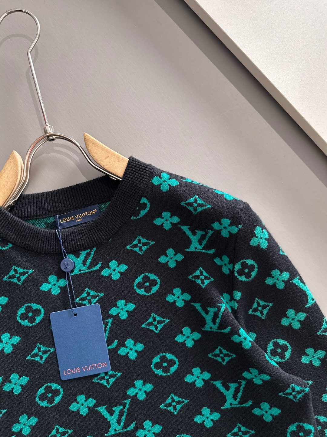 lv 2025秋冬新款羊毛毛衣 高品质意大利进口羊毛混纺面料，高密度针织，时尚百搭毛衣，帅气十足。经典L