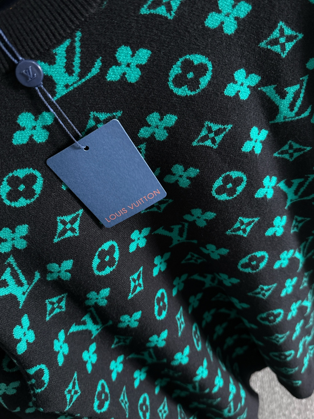 lv 2025秋冬新款羊毛毛衣 高品质意大利进口羊毛混纺面料，高密度针织，时尚百搭毛衣，帅气十足。经典L