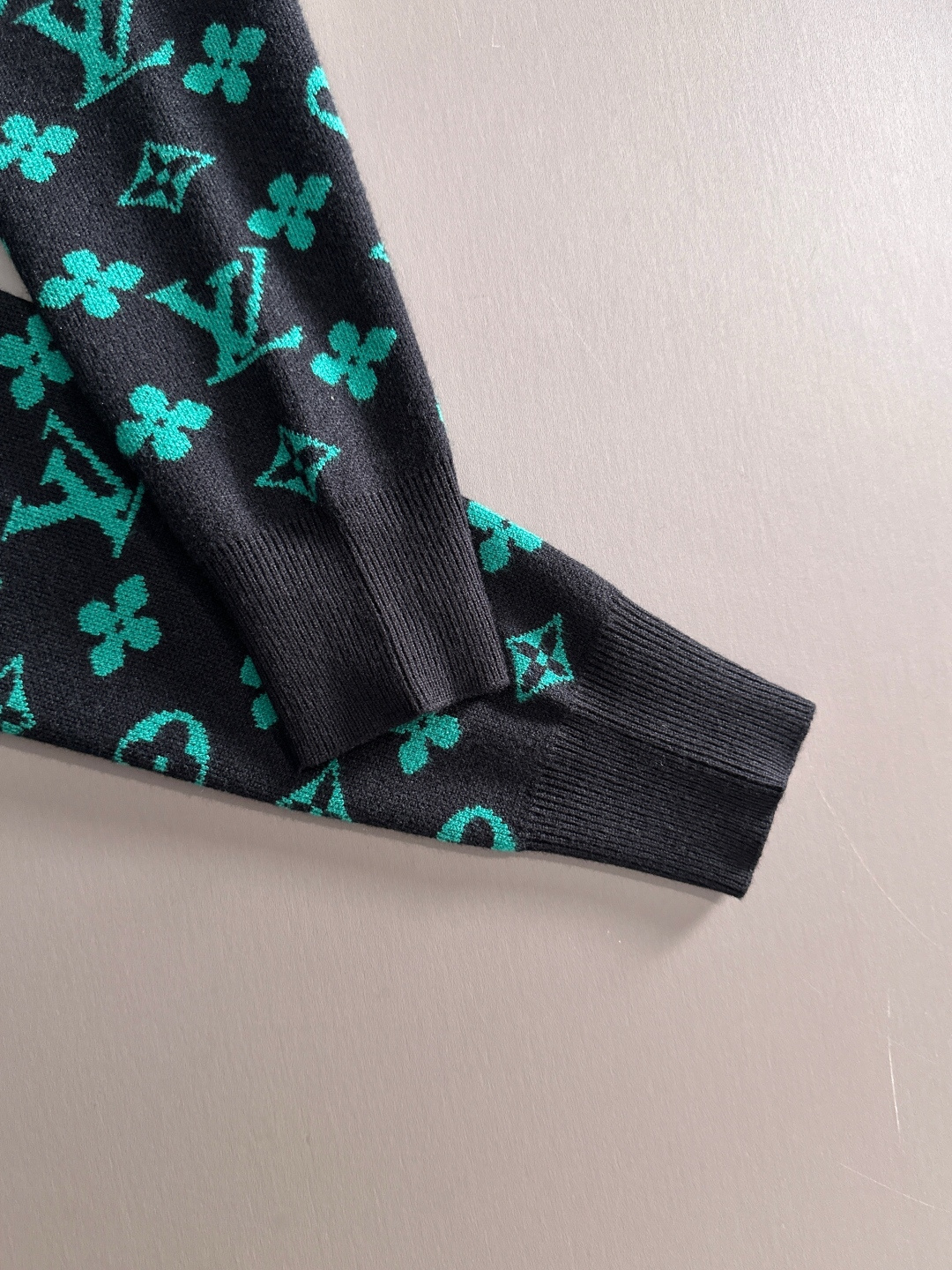 lv 2025秋冬新款羊毛毛衣 高品质意大利进口羊毛混纺面料，高密度针织，时尚百搭毛衣，帅气十足。经典L