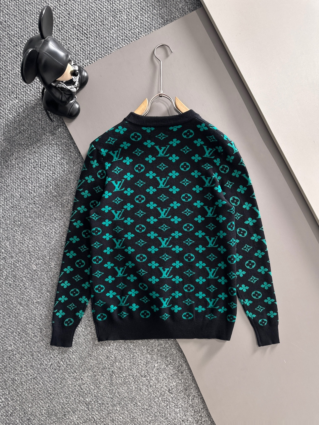 lv 2025秋冬新款羊毛毛衣 高品质意大利进口羊毛混纺面料，高密度针织，时尚百搭毛衣，帅气十足。经典L