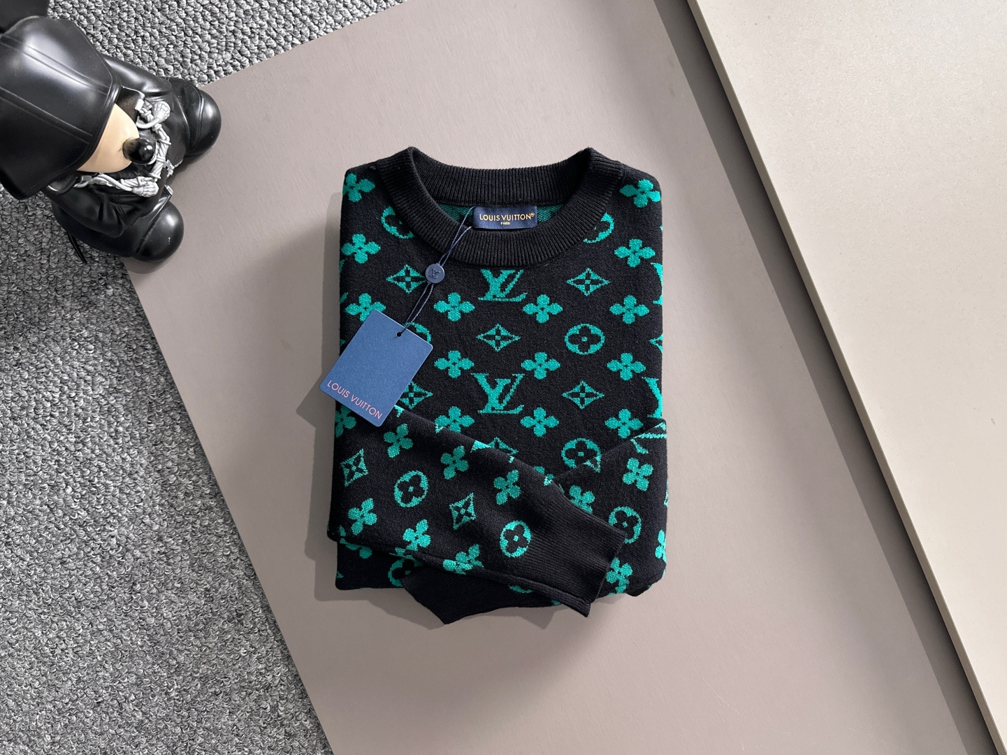 lv 2025秋冬新款羊毛毛衣 高品质意大利进口羊毛混纺面料，高密度针织，时尚百搭毛衣，帅气十足。经典L