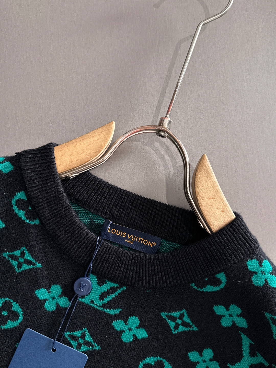 lv 2025秋冬新款羊毛毛衣 高品质意大利进口羊毛混纺面料，高密度针织，时尚百搭毛衣，帅气十足。经典L