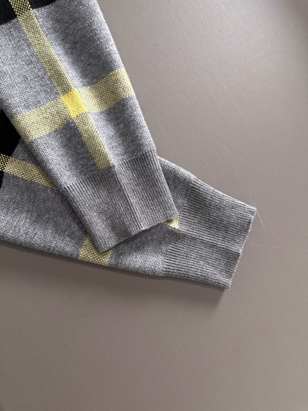 Burberry 2025秋冬新款羊毛毛衣 高品质意大利进口羊毛混纺面料，高密度针织，时尚百搭毛衣，帅气