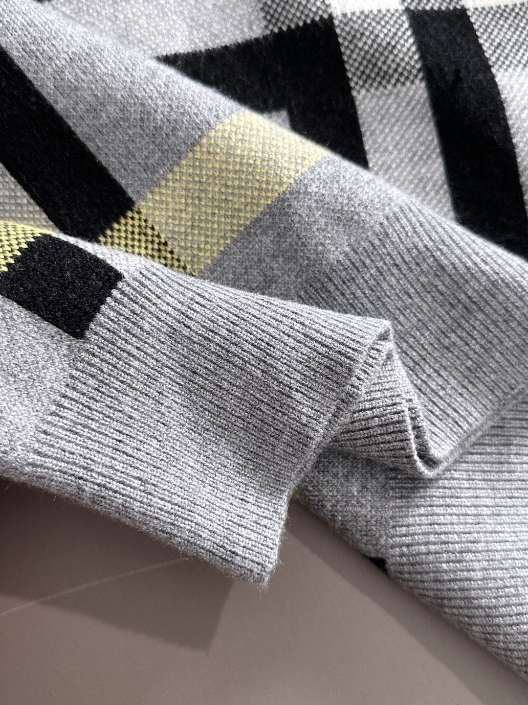Burberry 2025秋冬新款羊毛毛衣 高品质意大利进口羊毛混纺面料，高密度针织，时尚百搭毛衣，帅气