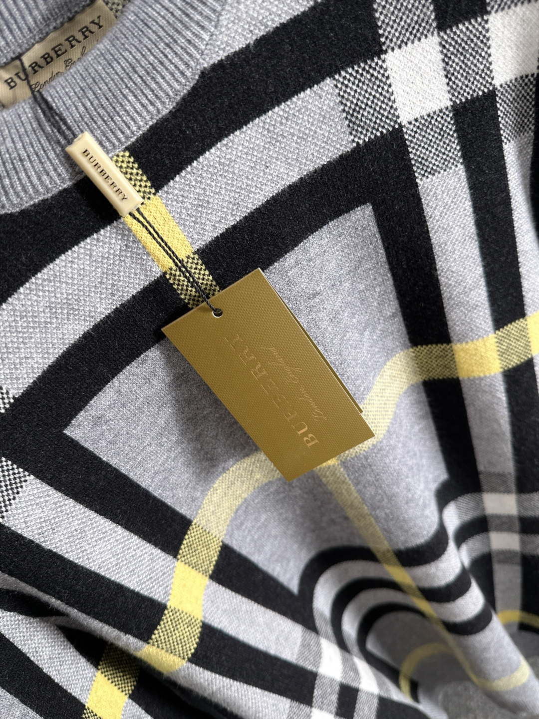 Burberry 2025秋冬新款羊毛毛衣 高品质意大利进口羊毛混纺面料，高密度针织，时尚百搭毛衣，帅气