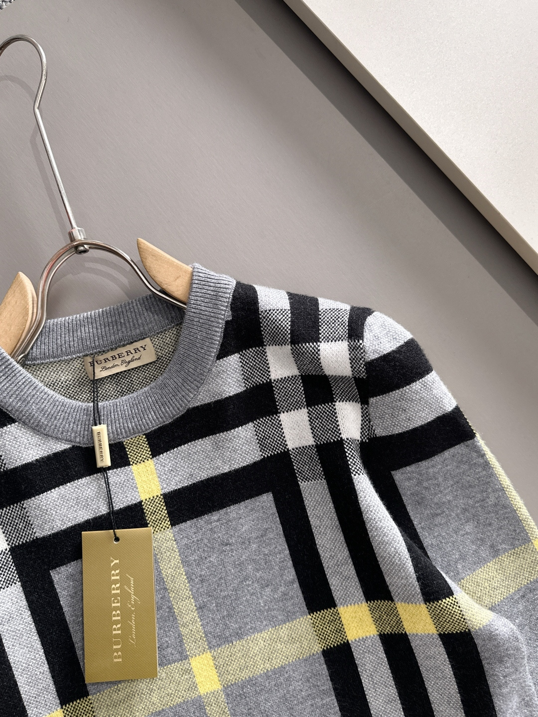 Burberry 2025秋冬新款羊毛毛衣 高品质意大利进口羊毛混纺面料，高密度针织，时尚百搭毛衣，帅气