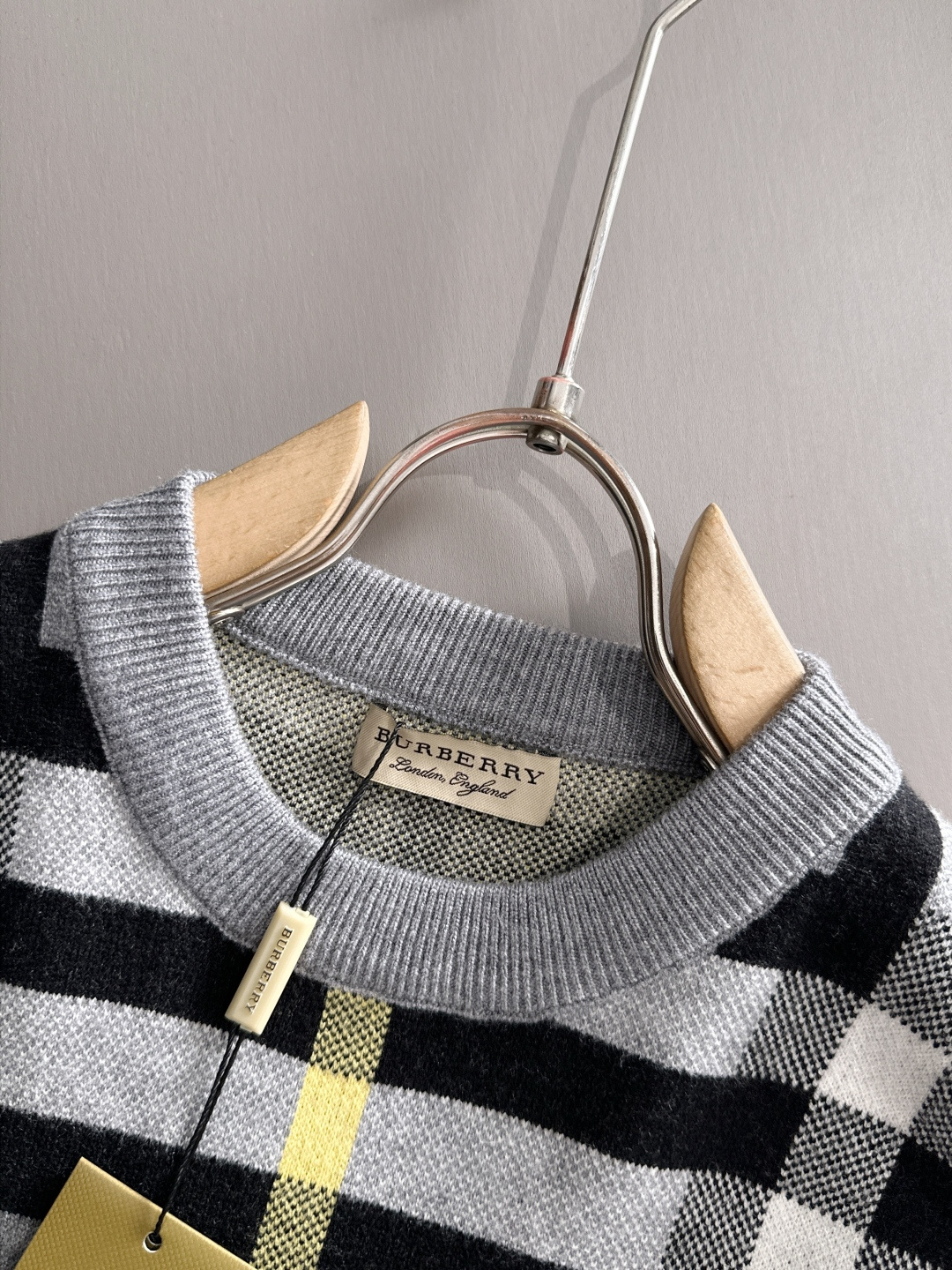 Burberry 2025秋冬新款羊毛毛衣 高品质意大利进口羊毛混纺面料，高密度针织，时尚百搭毛衣，帅气