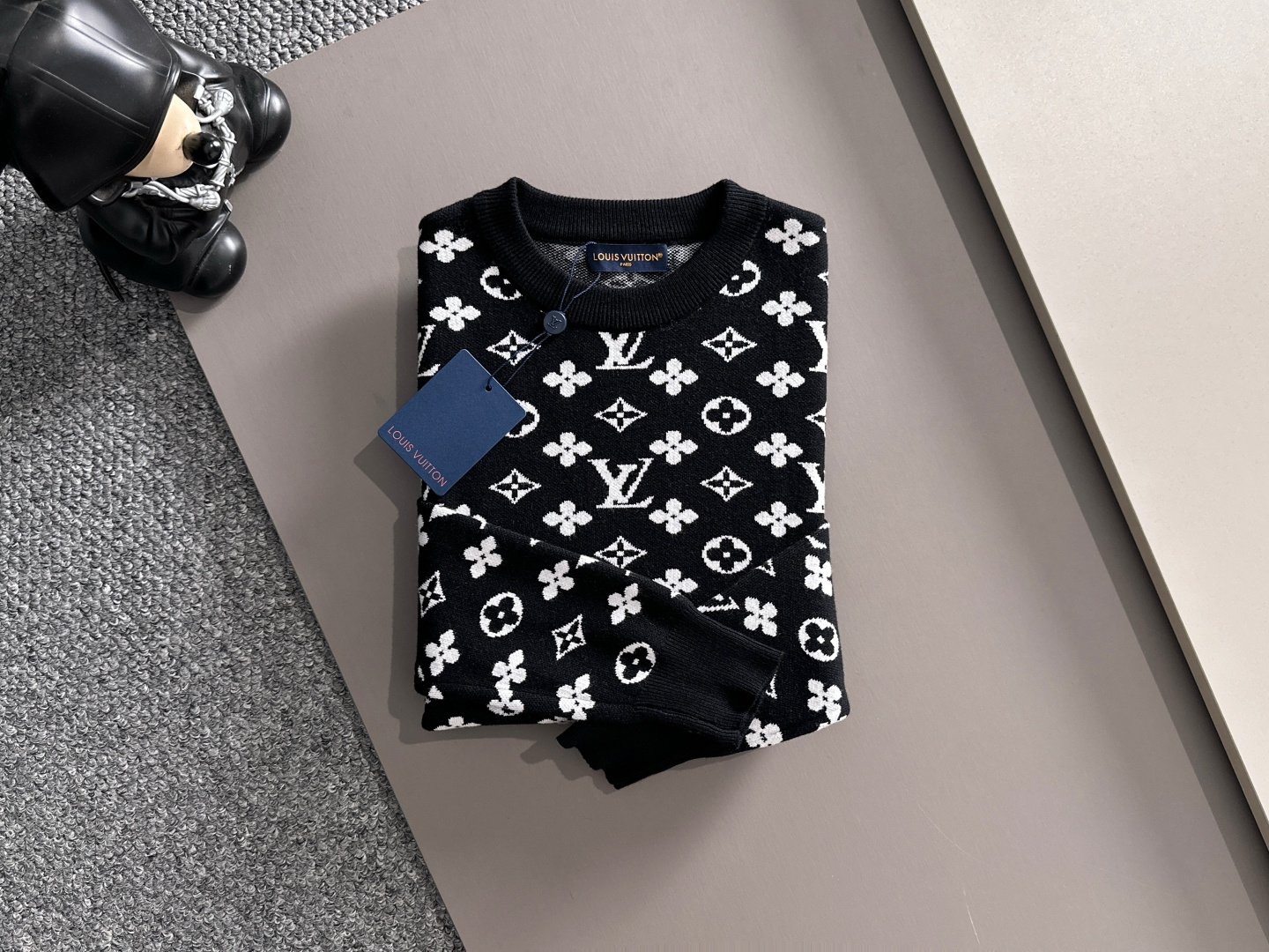 lv 2025秋冬新款羊毛毛衣 高品质意大利进口羊毛混纺面料，高密度针织，时尚百搭毛衣，帅气十足。经典L