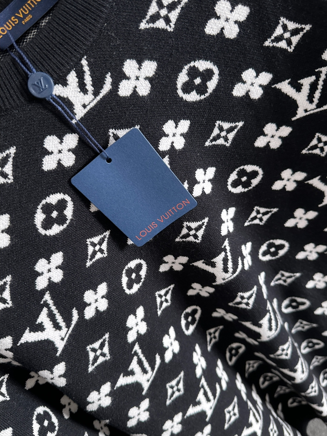 lv 2025秋冬新款羊毛毛衣 高品质意大利进口羊毛混纺面料，高密度针织，时尚百搭毛衣，帅气十足。经典L