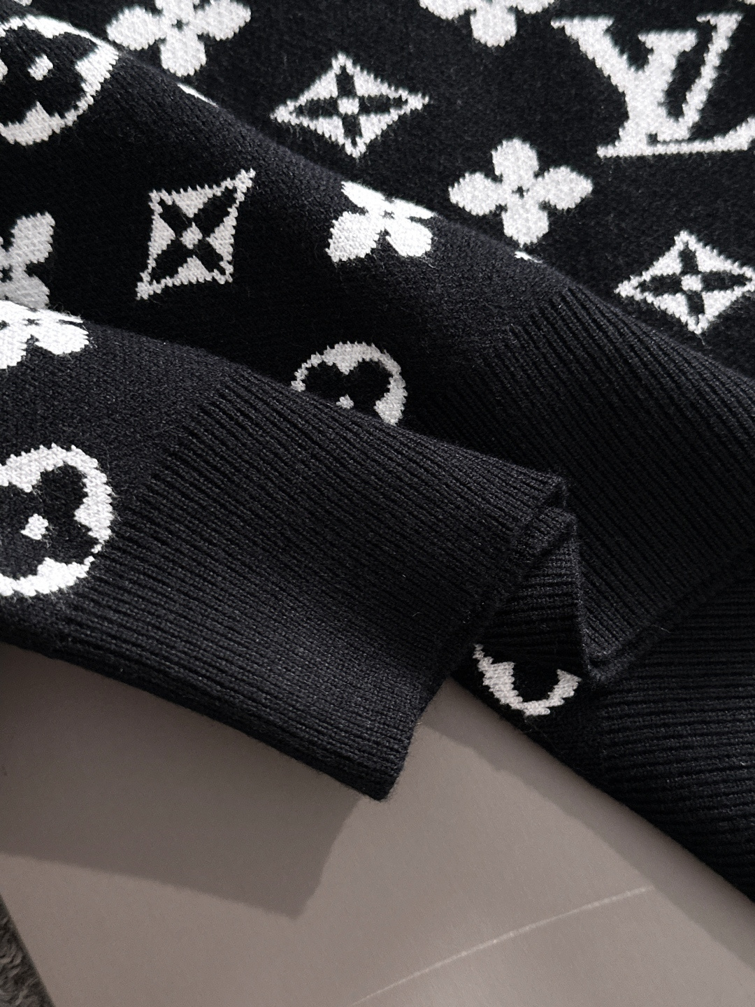 lv 2025秋冬新款羊毛毛衣 高品质意大利进口羊毛混纺面料，高密度针织，时尚百搭毛衣，帅气十足。经典L