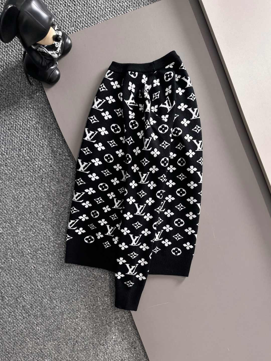 lv 2025秋冬新款羊毛毛衣 高品质意大利进口羊毛混纺面料，高密度针织，时尚百搭毛衣，帅气十足。经典L