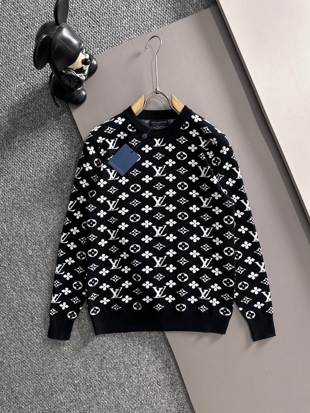 lv 2025秋冬新款羊毛毛衣 高品质意大利进口羊毛混纺面料，高密度针织，时尚百搭毛衣，帅气十足。经典L