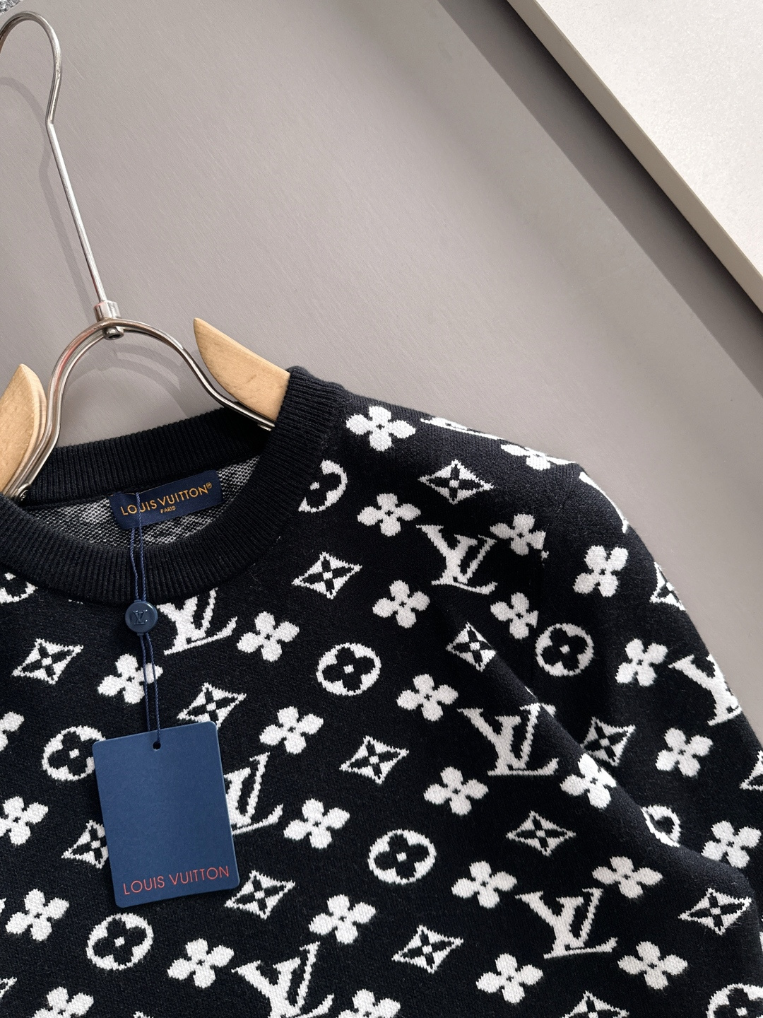 lv 2025秋冬新款羊毛毛衣 高品质意大利进口羊毛混纺面料，高密度针织，时尚百搭毛衣，帅气十足。经典L