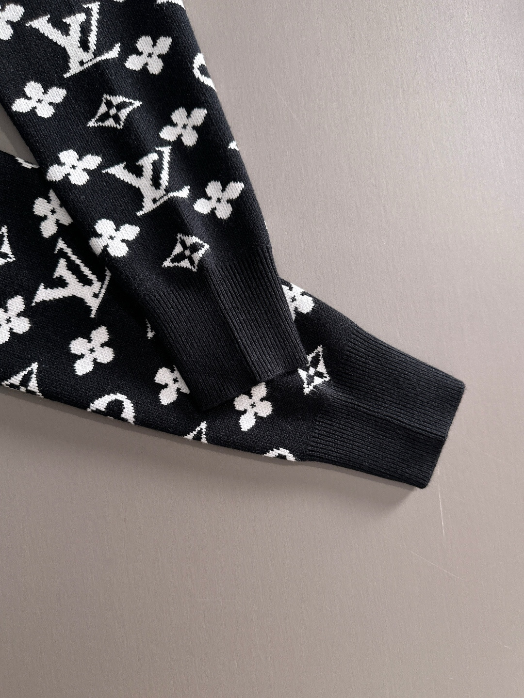 lv 2025秋冬新款羊毛毛衣 高品质意大利进口羊毛混纺面料，高密度针织，时尚百搭毛衣，帅气十足。经典L