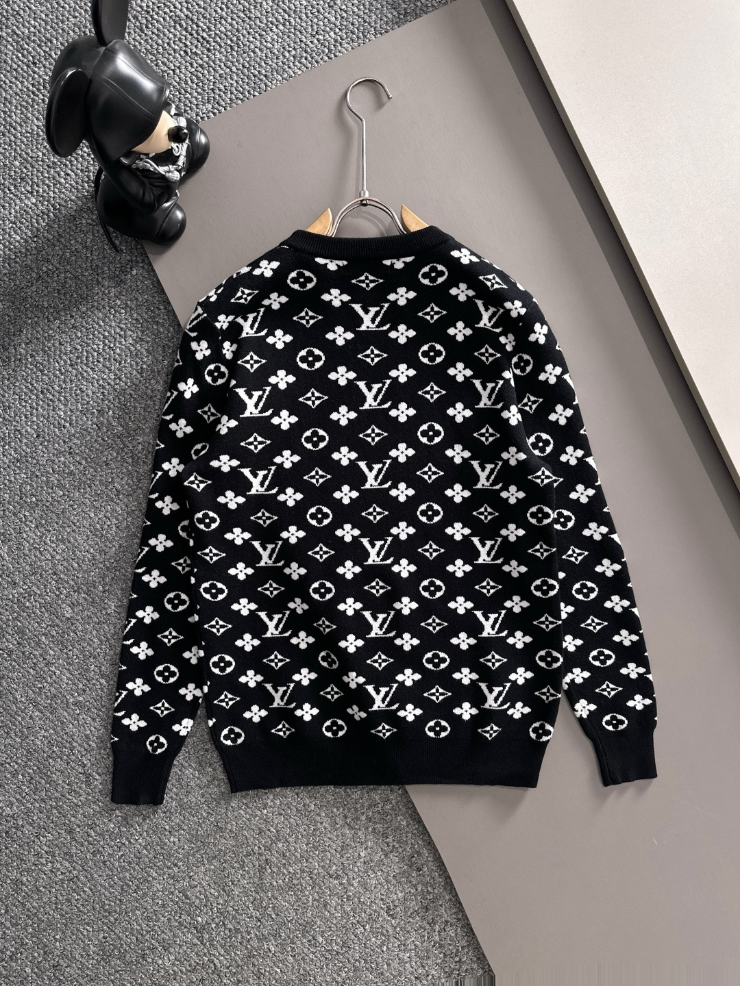 lv 2025秋冬新款羊毛毛衣 高品质意大利进口羊毛混纺面料，高密度针织，时尚百搭毛衣，帅气十足。经典L