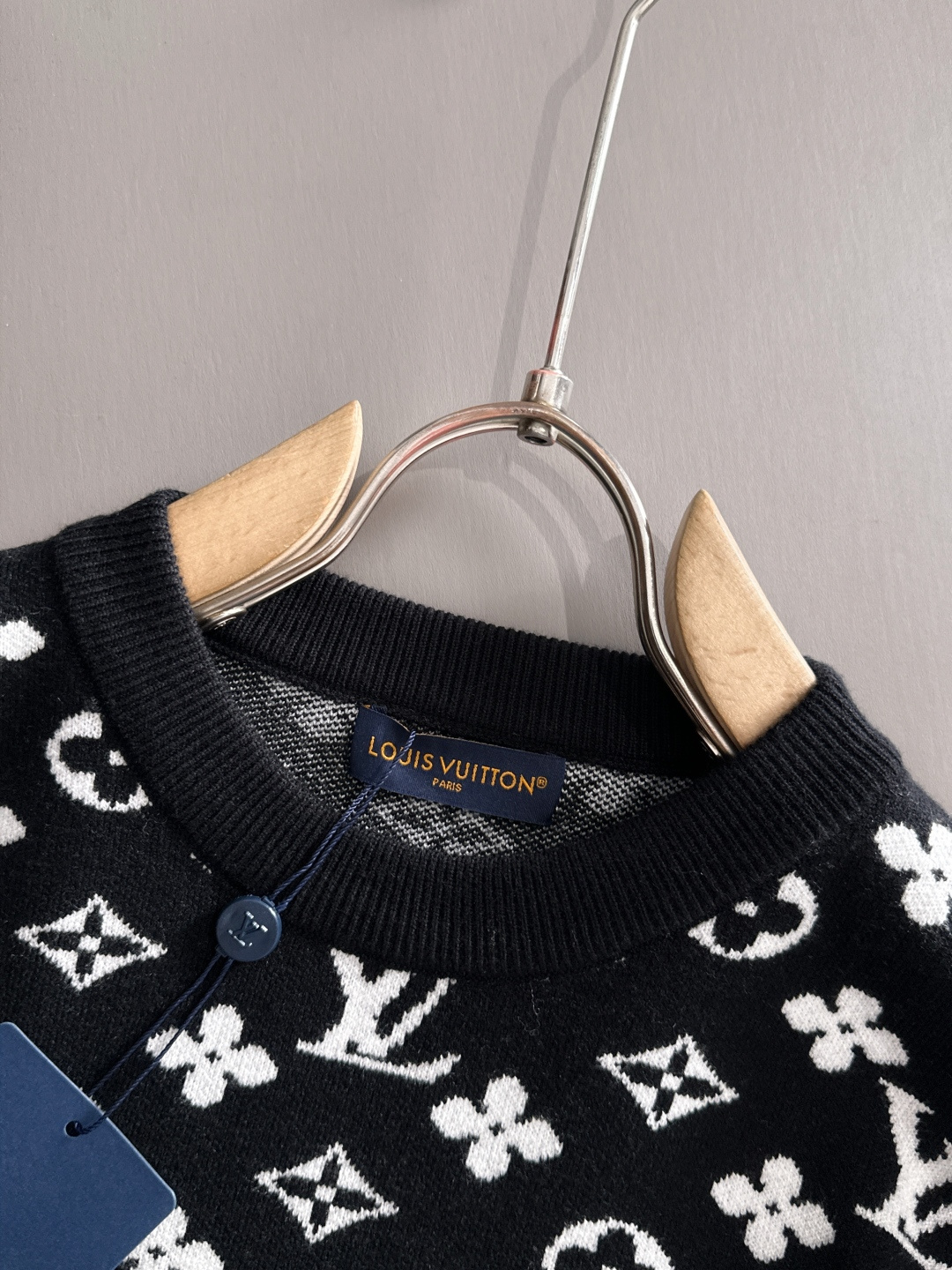 lv 2025秋冬新款羊毛毛衣 高品质意大利进口羊毛混纺面料，高密度针织，时尚百搭毛衣，帅气十足。经典L