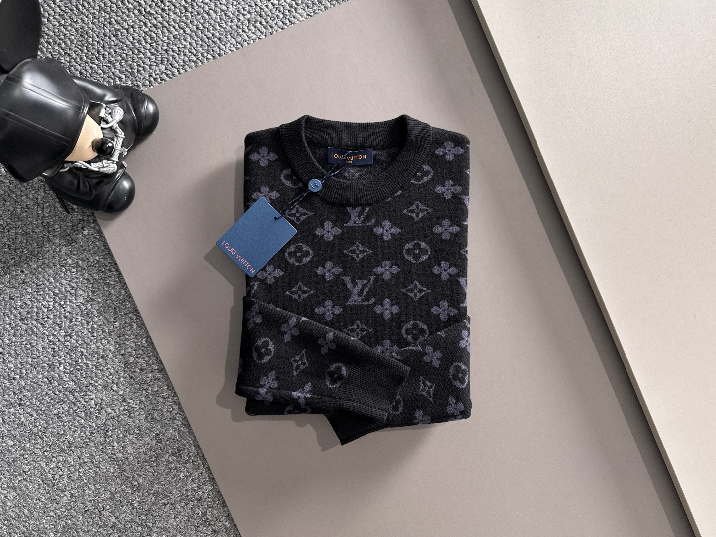 lv 2025秋冬新款羊毛毛衣 高品质意大利进口羊毛混纺面料，高密度针织，时尚百搭毛衣，帅气十足。经典L