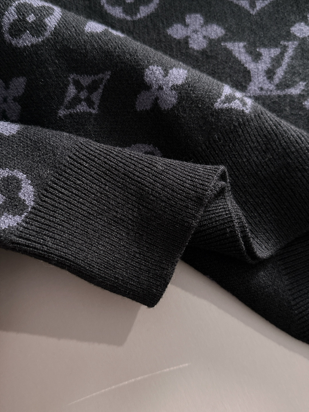 lv 2025秋冬新款羊毛毛衣 高品质意大利进口羊毛混纺面料，高密度针织，时尚百搭毛衣，帅气十足。经典L