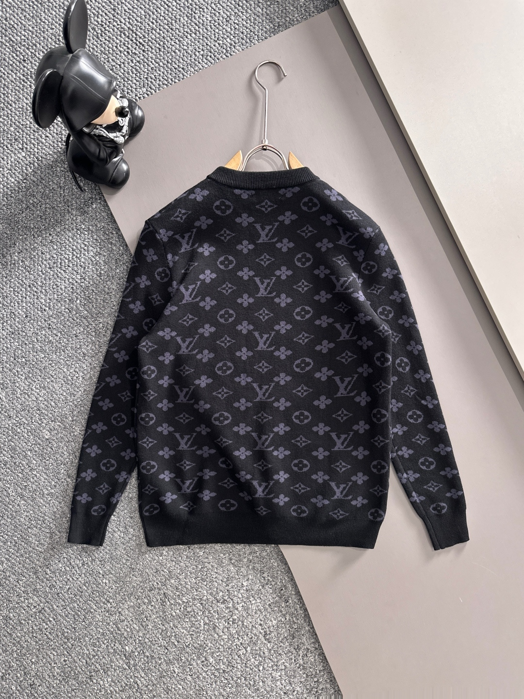 lv 2025秋冬新款羊毛毛衣 高品质意大利进口羊毛混纺面料，高密度针织，时尚百搭毛衣，帅气十足。经典L