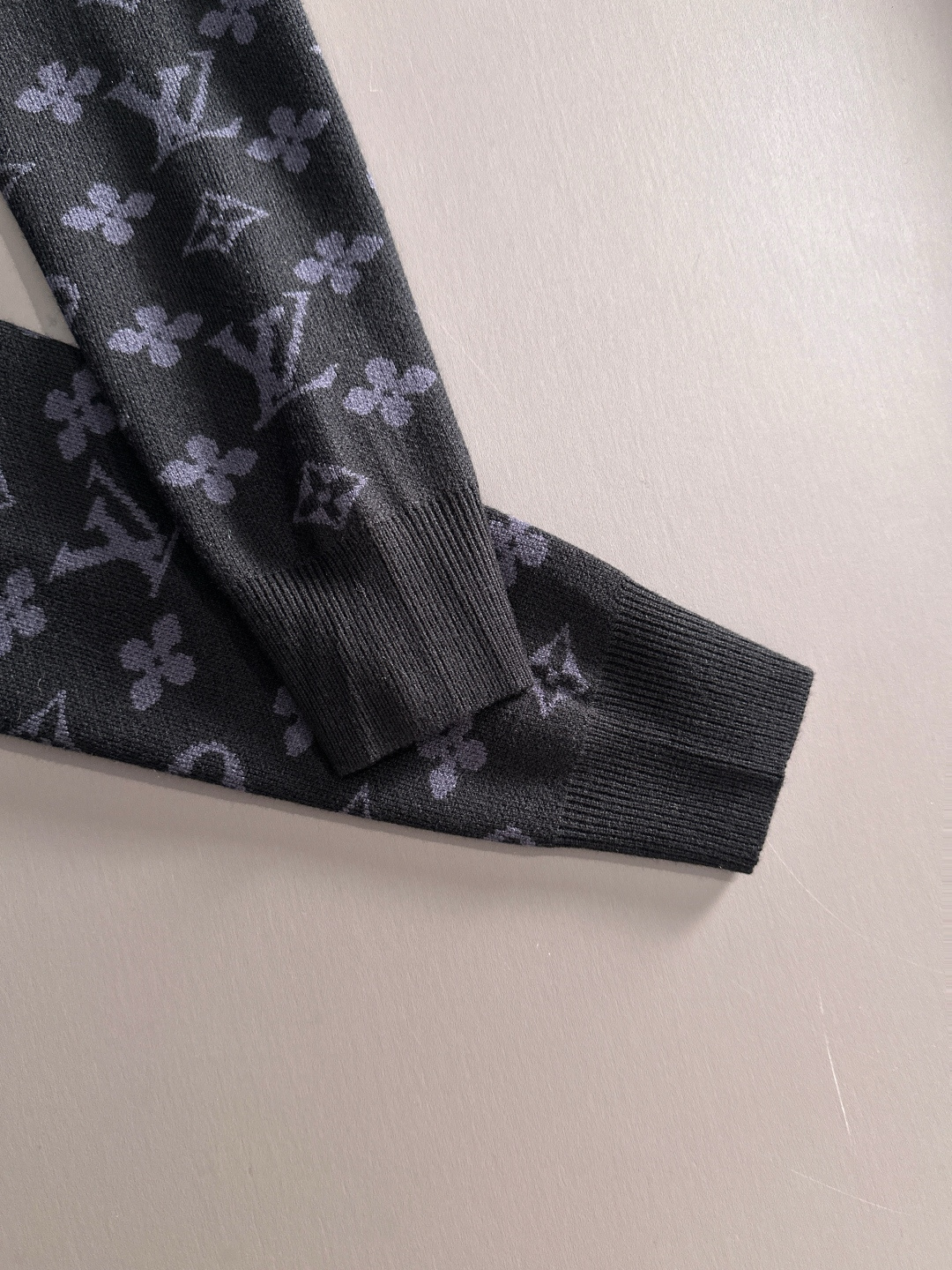 lv 2025秋冬新款羊毛毛衣 高品质意大利进口羊毛混纺面料，高密度针织，时尚百搭毛衣，帅气十足。经典L