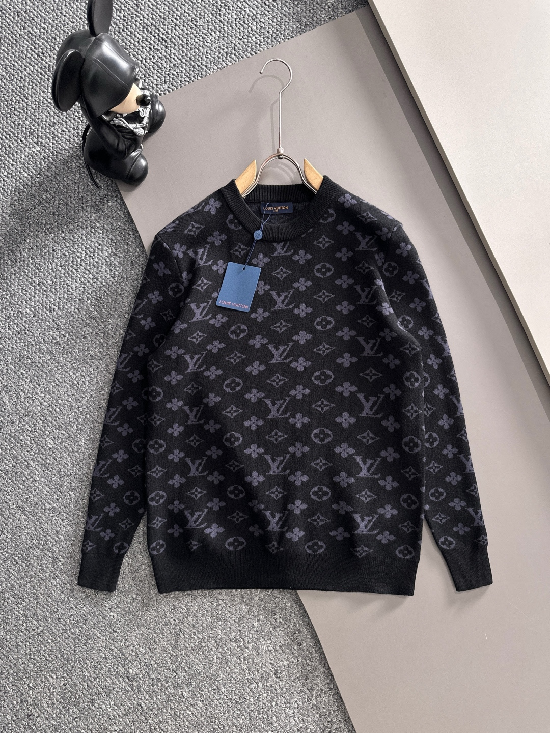 lv 2025秋冬新款羊毛毛衣 高品质意大利进口羊毛混纺面料，高密度针织，时尚百搭毛衣，帅气十足。经典L