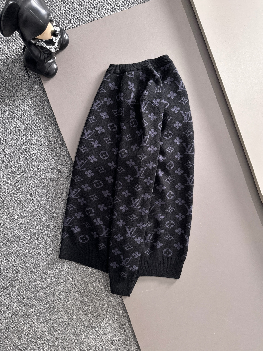 lv 2025秋冬新款羊毛毛衣 高品质意大利进口羊毛混纺面料，高密度针织，时尚百搭毛衣，帅气十足。经典L