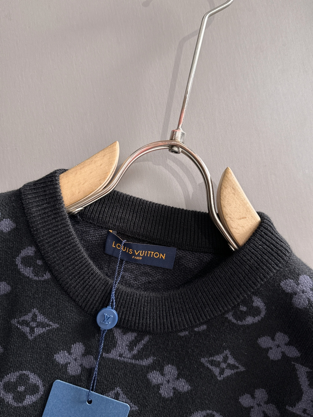 lv 2025秋冬新款羊毛毛衣 高品质意大利进口羊毛混纺面料，高密度针织，时尚百搭毛衣，帅气十足。经典L