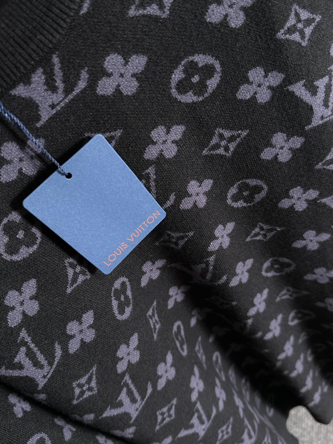 lv 2025秋冬新款羊毛毛衣 高品质意大利进口羊毛混纺面料，高密度针织，时尚百搭毛衣，帅气十足。经典L