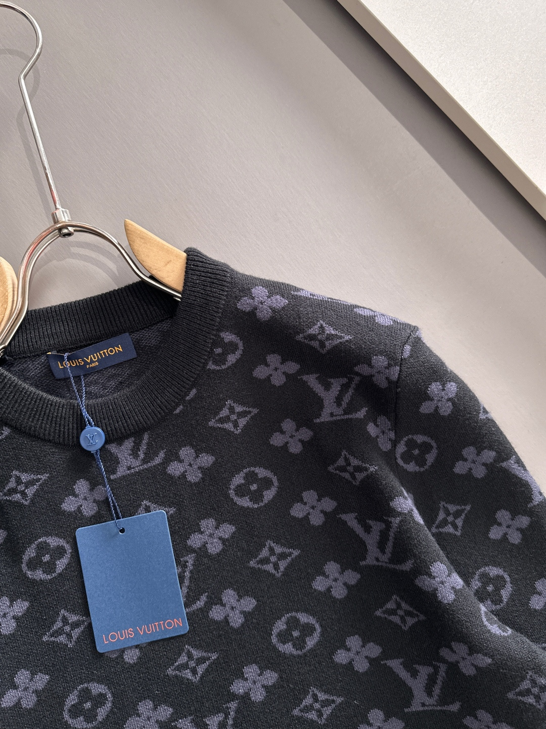 lv 2025秋冬新款羊毛毛衣 高品质意大利进口羊毛混纺面料，高密度针织，时尚百搭毛衣，帅气十足。经典L