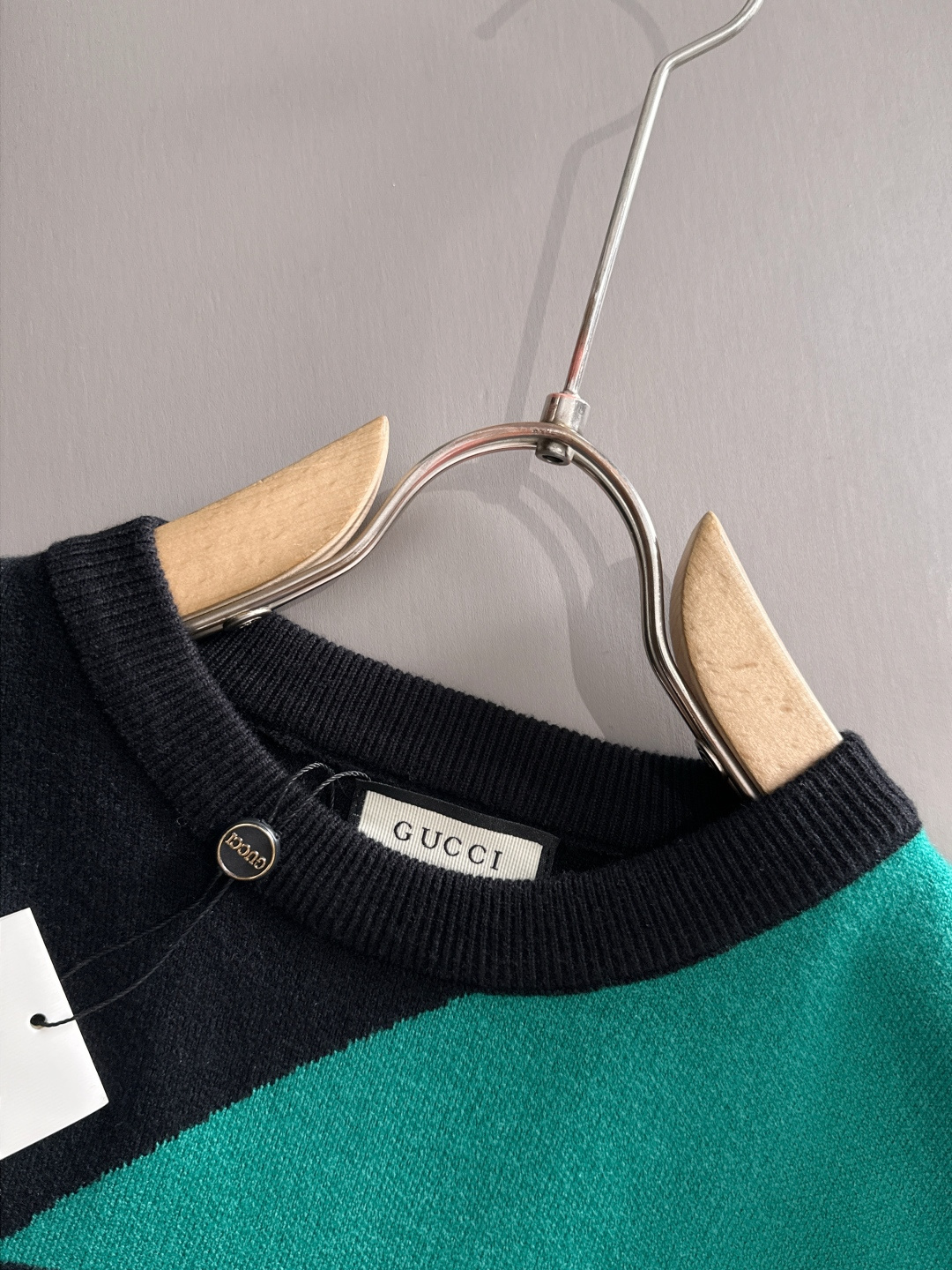 gucci 2025秋冬新款羊毛毛衣 高品质意大利进口羊毛混纺面料，高密度针织，时尚百搭毛衣，帅气十足。