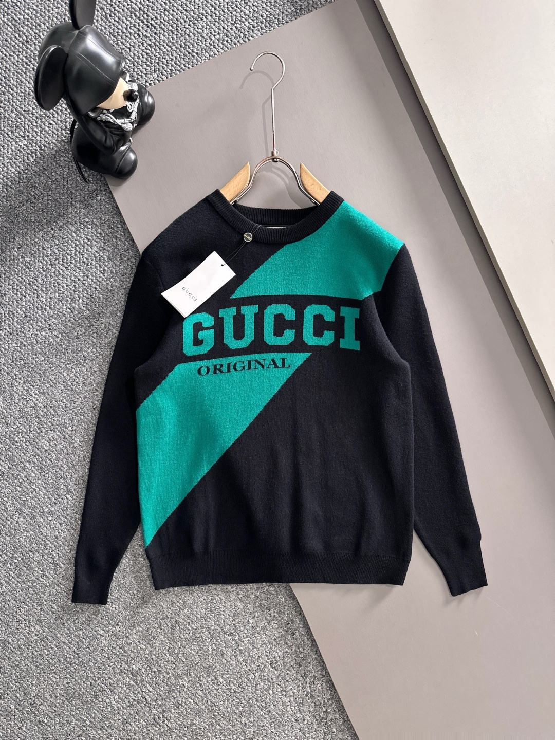 gucci 2025秋冬新款羊毛毛衣 高品质意大利进口羊毛混纺面料，高密度针织，时尚百搭毛衣，帅气十足。