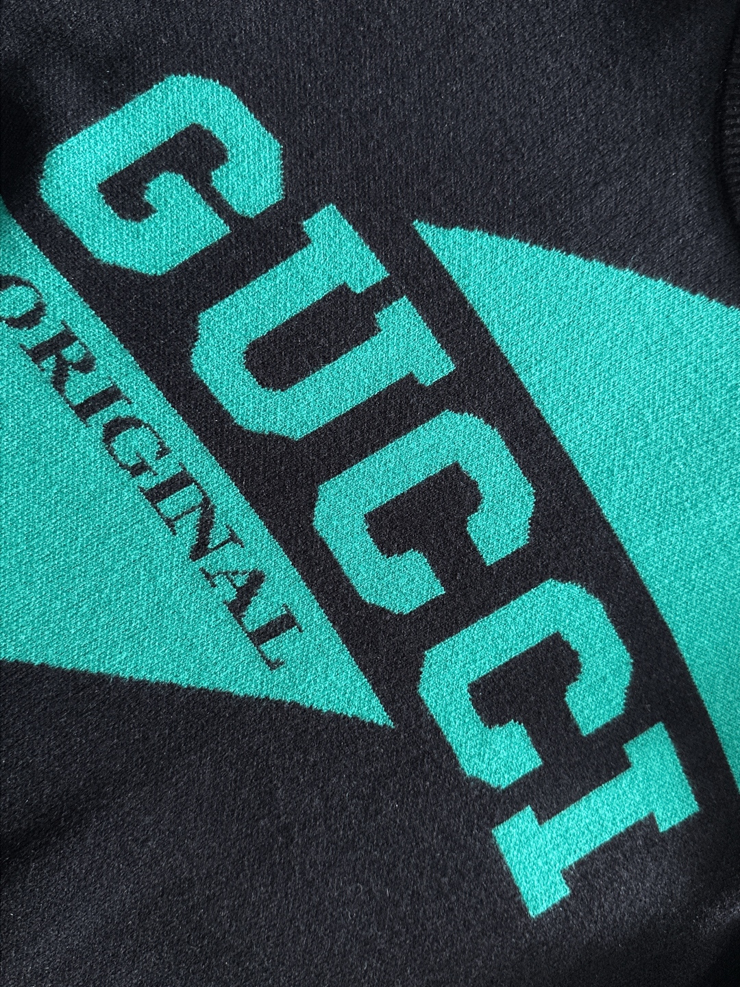 gucci 2025秋冬新款羊毛毛衣 高品质意大利进口羊毛混纺面料，高密度针织，时尚百搭毛衣，帅气十足。