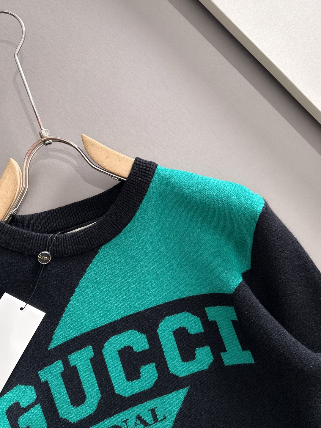 gucci 2025秋冬新款羊毛毛衣 高品质意大利进口羊毛混纺面料，高密度针织，时尚百搭毛衣，帅气十足。