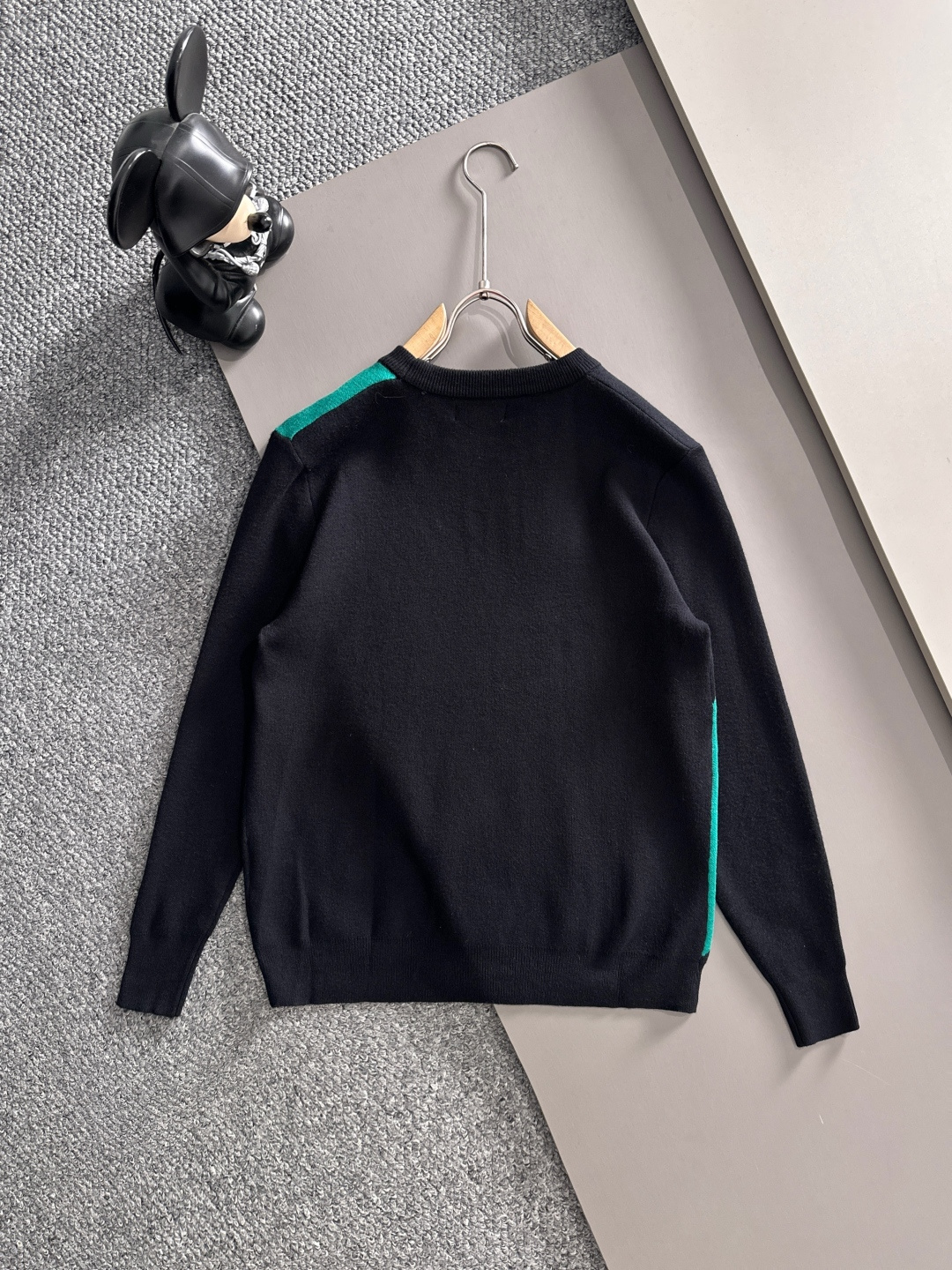 gucci 2025秋冬新款羊毛毛衣 高品质意大利进口羊毛混纺面料，高密度针织，时尚百搭毛衣，帅气十足。