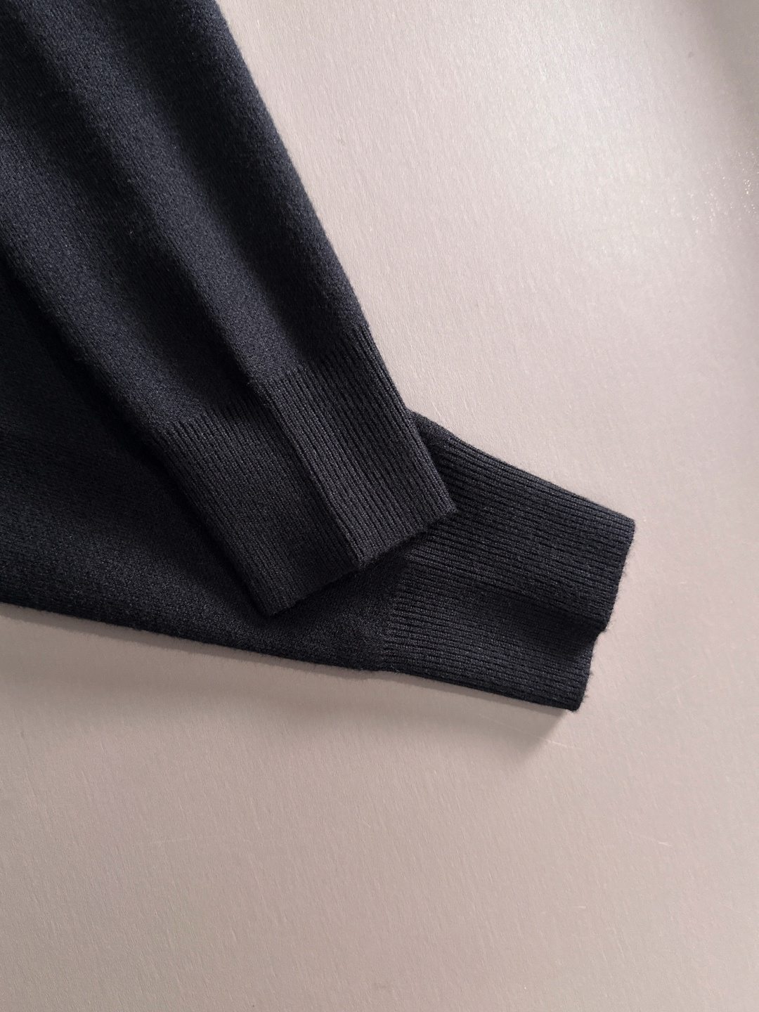 gucci 2025秋冬新款羊毛毛衣 高品质意大利进口羊毛混纺面料，高密度针织，时尚百搭毛衣，帅气十足。