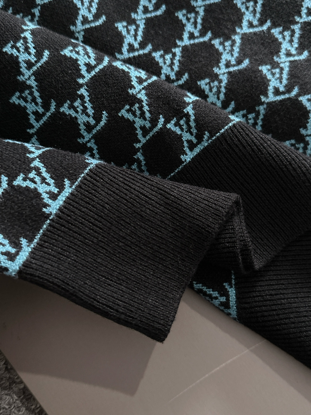 lv 2025秋冬新款羊毛毛衣 高品质意大利进口羊毛混纺面料，高密度针织，时尚百搭毛衣，帅气十足。经典L