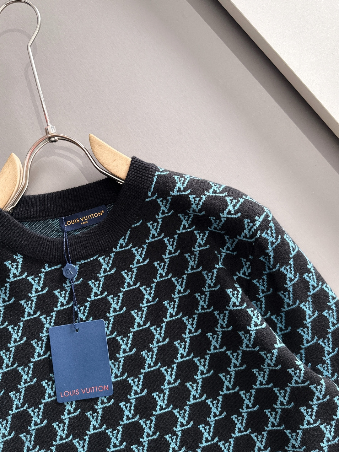 lv 2025秋冬新款羊毛毛衣 高品质意大利进口羊毛混纺面料，高密度针织，时尚百搭毛衣，帅气十足。经典L