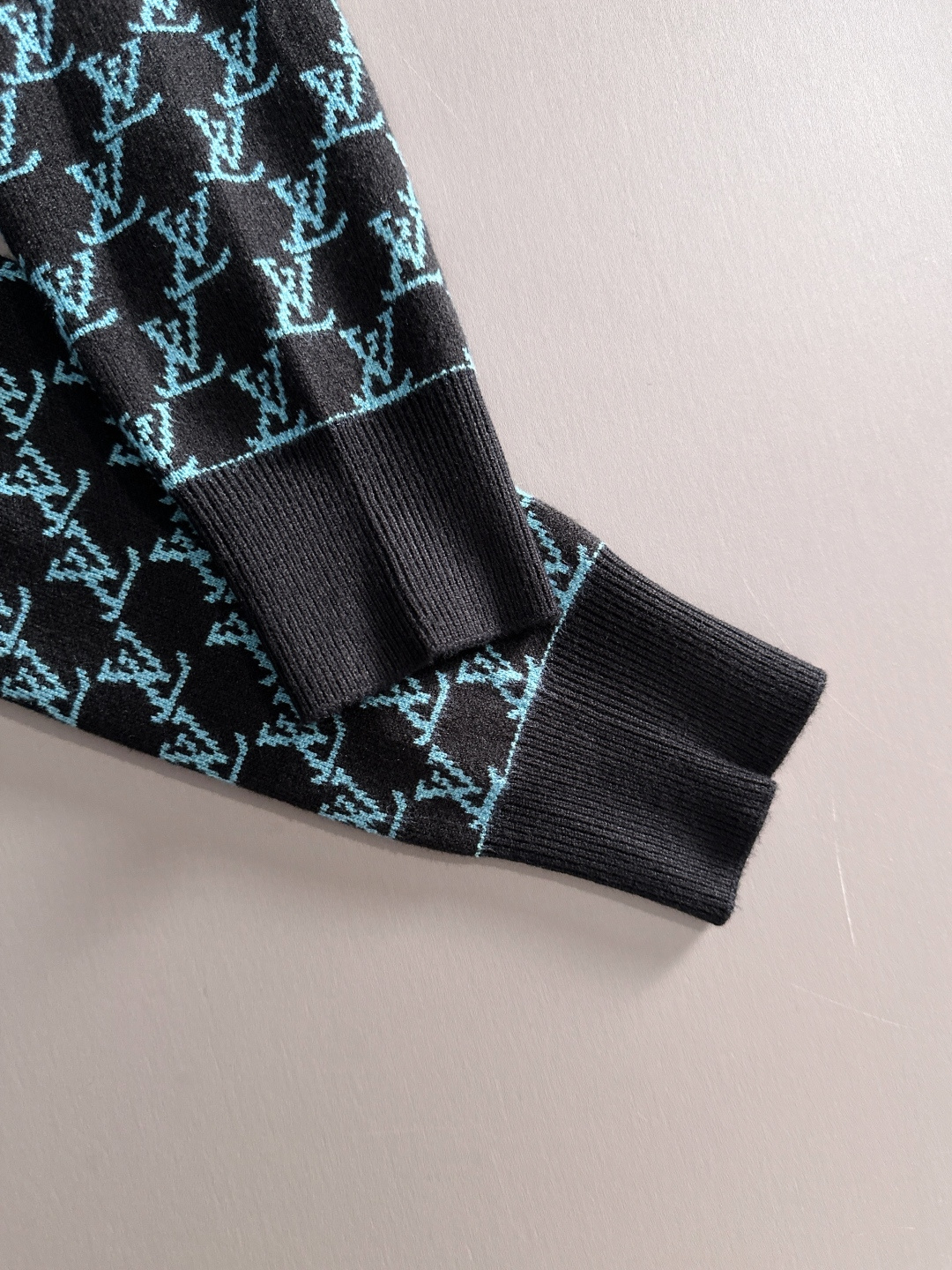 lv 2025秋冬新款羊毛毛衣 高品质意大利进口羊毛混纺面料，高密度针织，时尚百搭毛衣，帅气十足。经典L