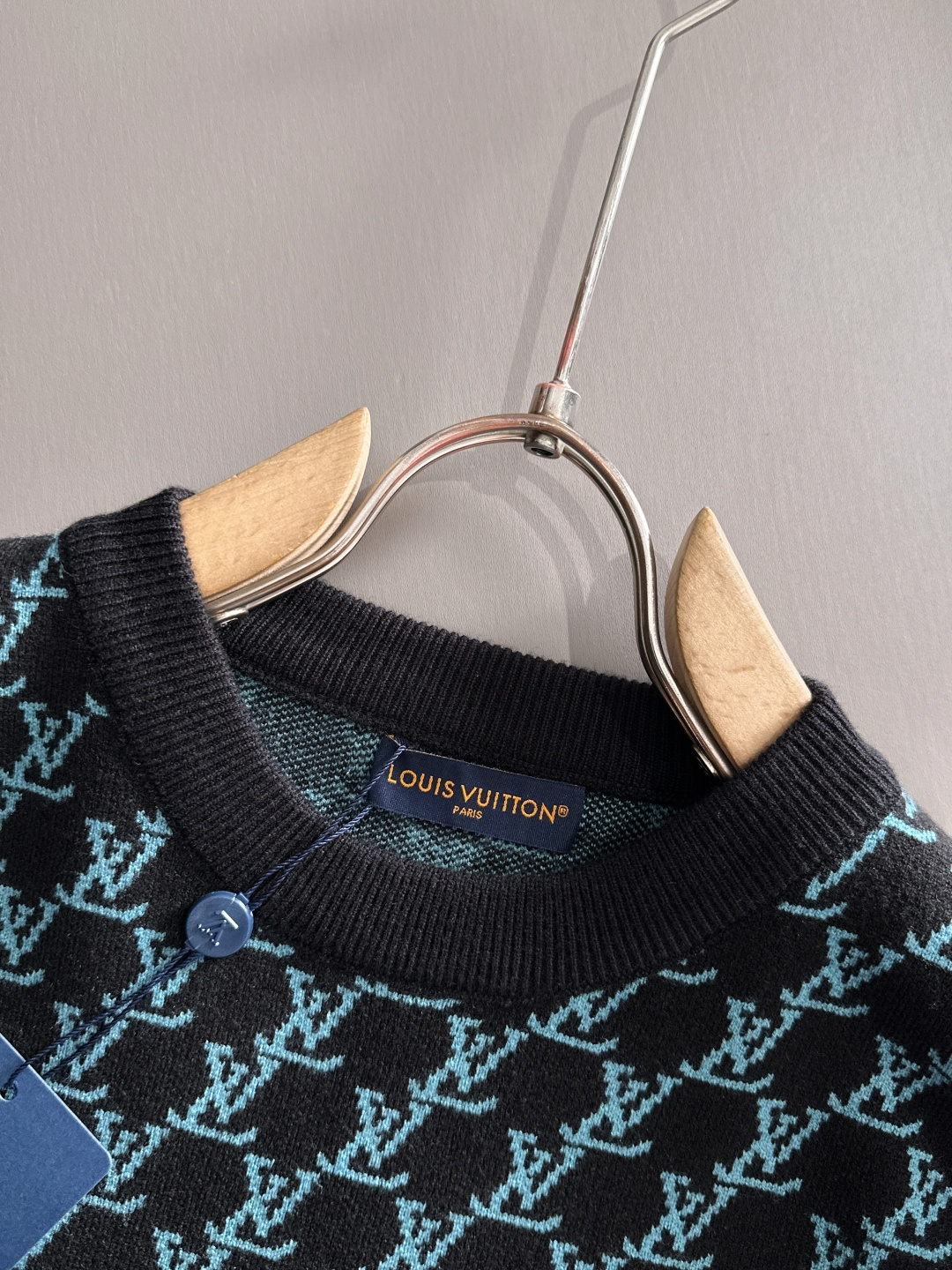 lv 2025秋冬新款羊毛毛衣 高品质意大利进口羊毛混纺面料，高密度针织，时尚百搭毛衣，帅气十足。经典L