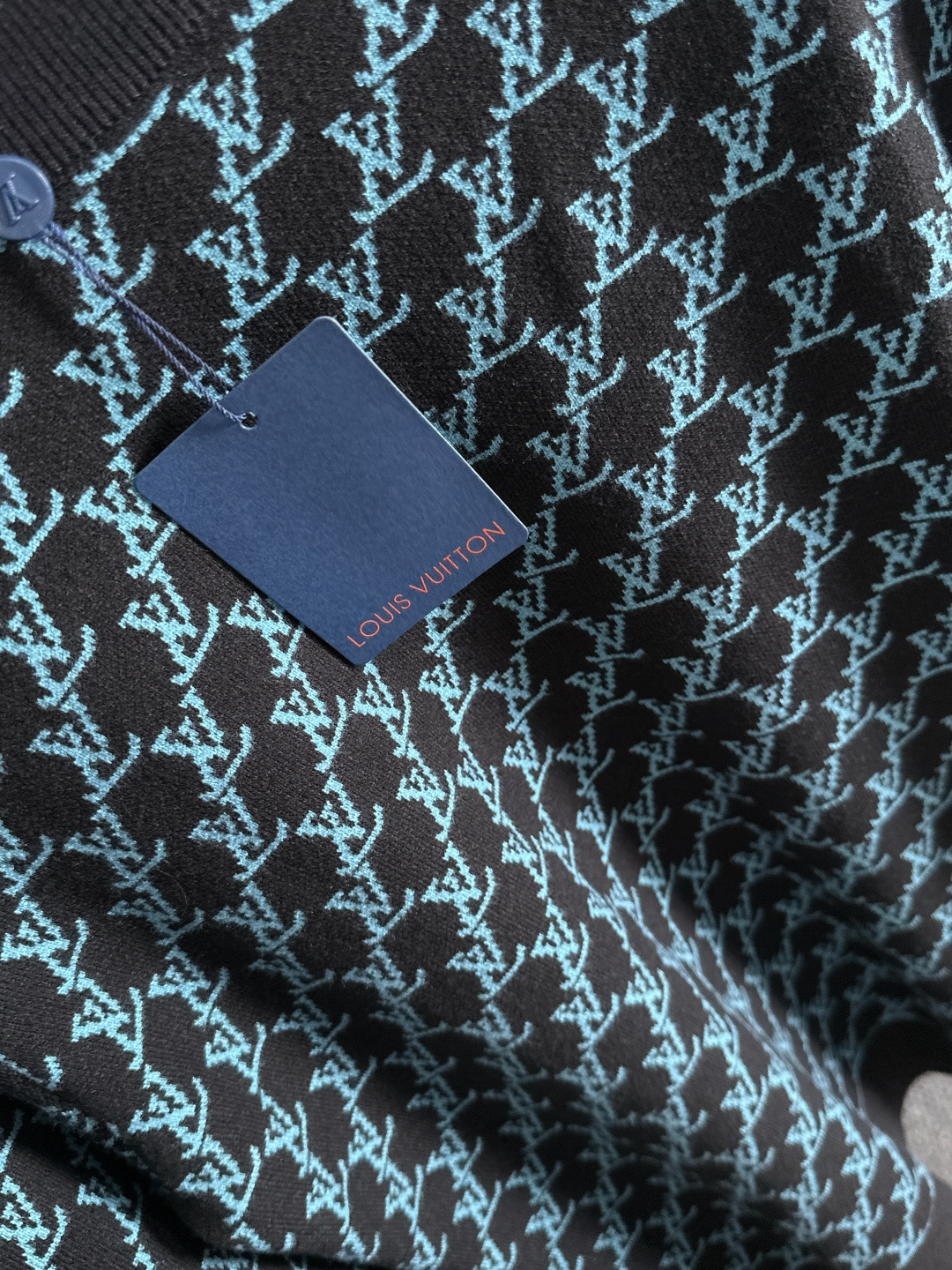 lv 2025秋冬新款羊毛毛衣 高品质意大利进口羊毛混纺面料，高密度针织，时尚百搭毛衣，帅气十足。经典L