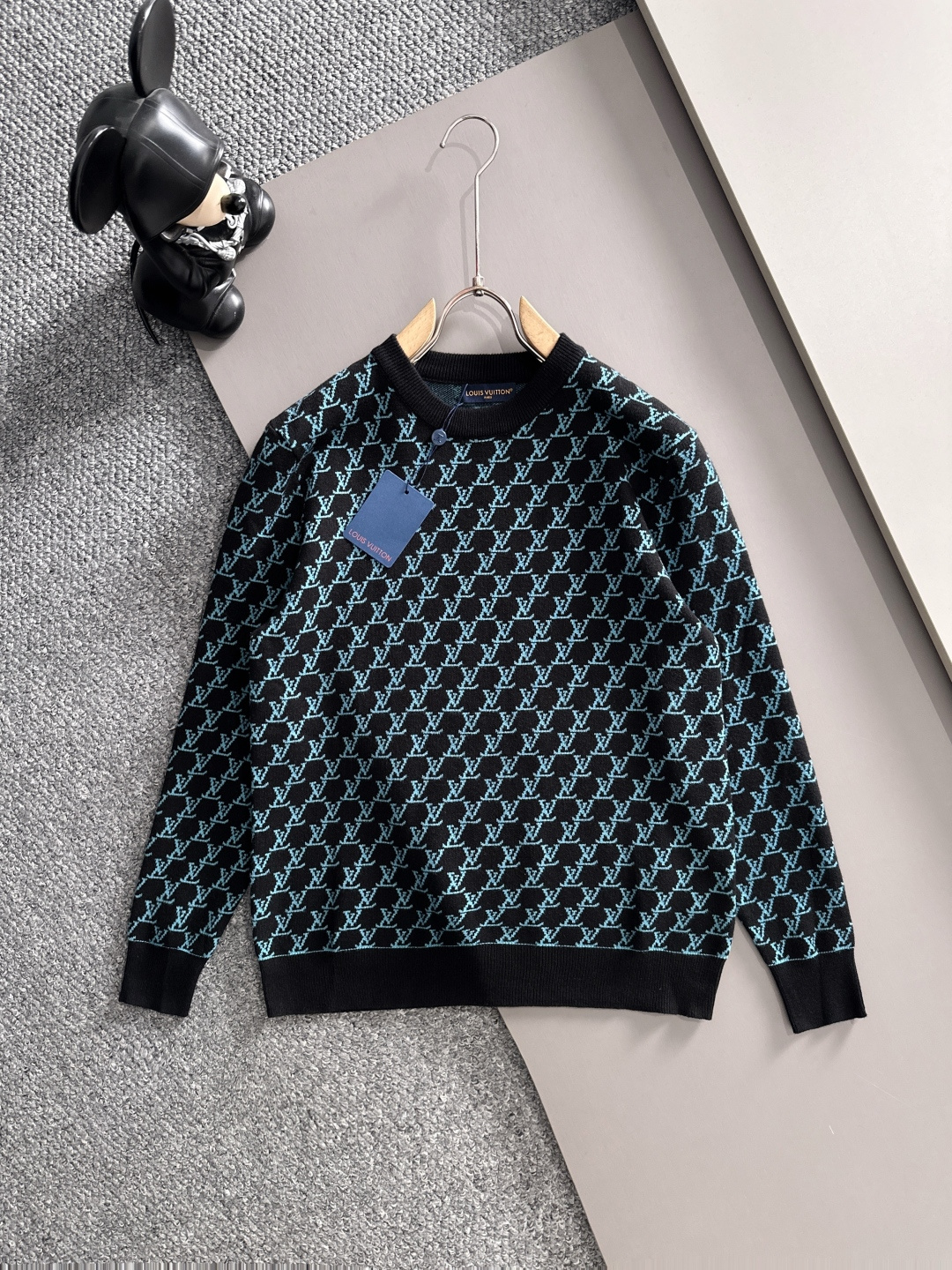 lv 2025秋冬新款羊毛毛衣 高品质意大利进口羊毛混纺面料，高密度针织，时尚百搭毛衣，帅气十足。经典L