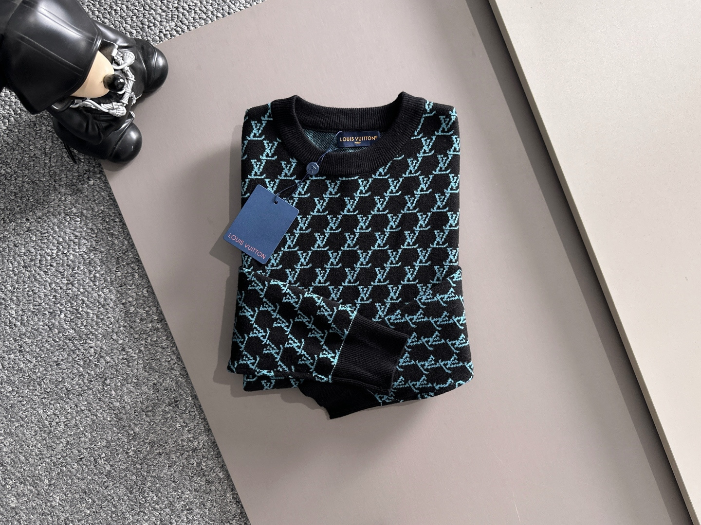 lv 2025秋冬新款羊毛毛衣 高品质意大利进口羊毛混纺面料，高密度针织，时尚百搭毛衣，帅气十足。经典L