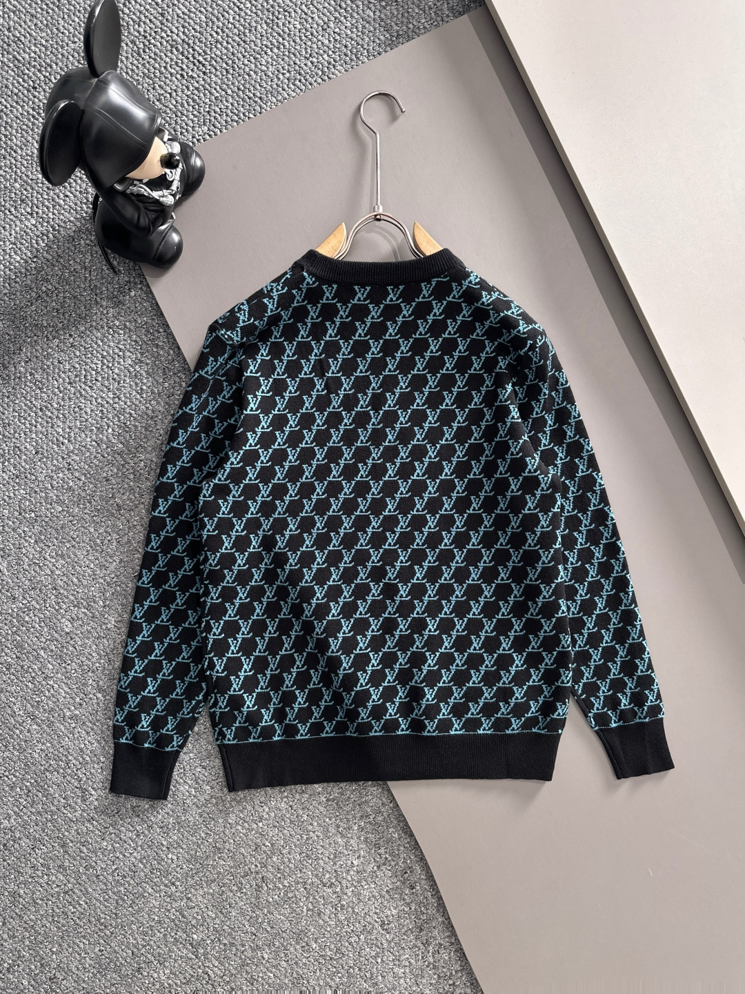 lv 2025秋冬新款羊毛毛衣 高品质意大利进口羊毛混纺面料，高密度针织，时尚百搭毛衣，帅气十足。经典L