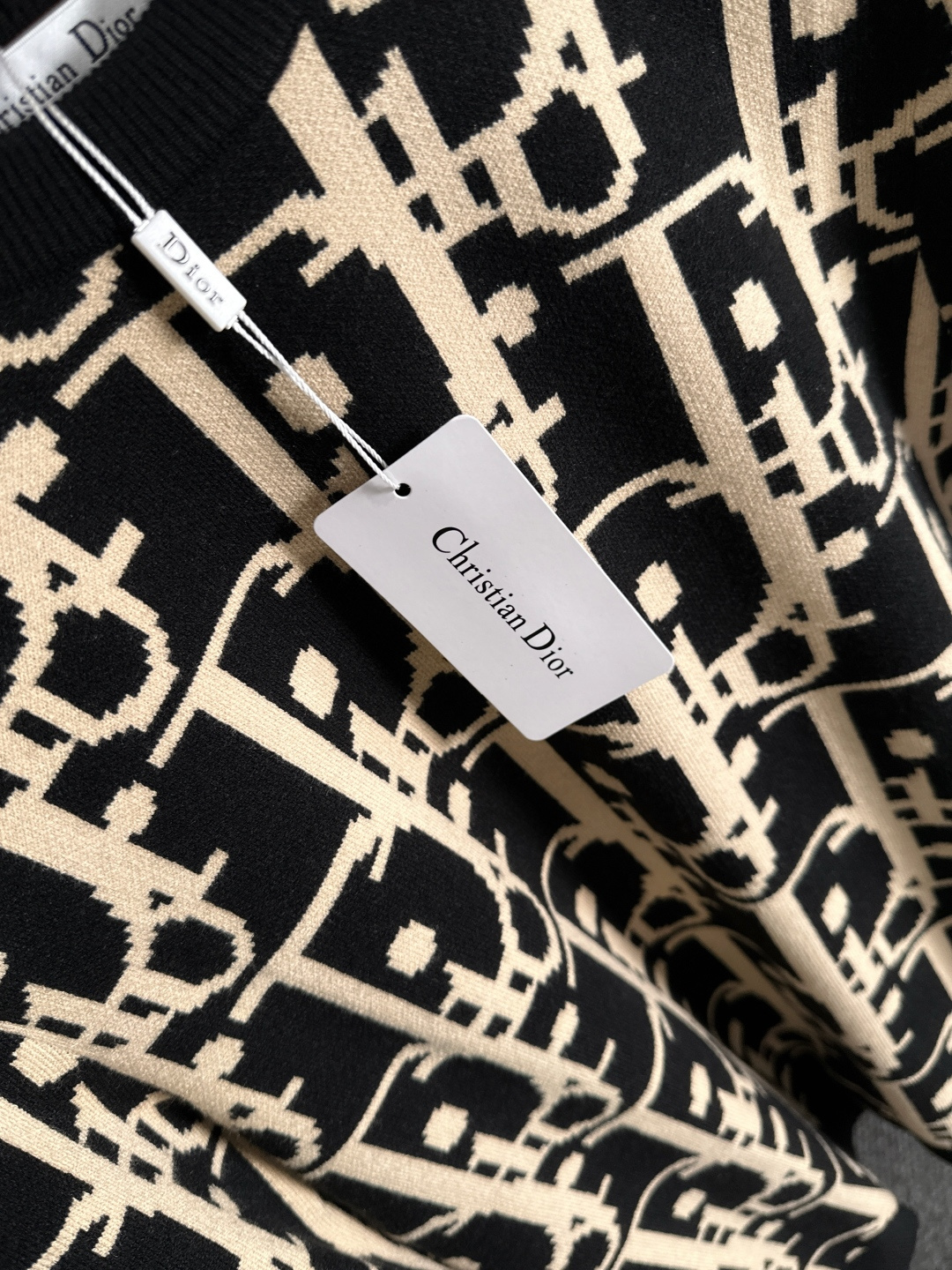 dior 2025秋冬新款羊毛毛衣 高品质意大利进口羊毛混纺面料，高密度针织，时尚百搭毛衣，帅气十足。经