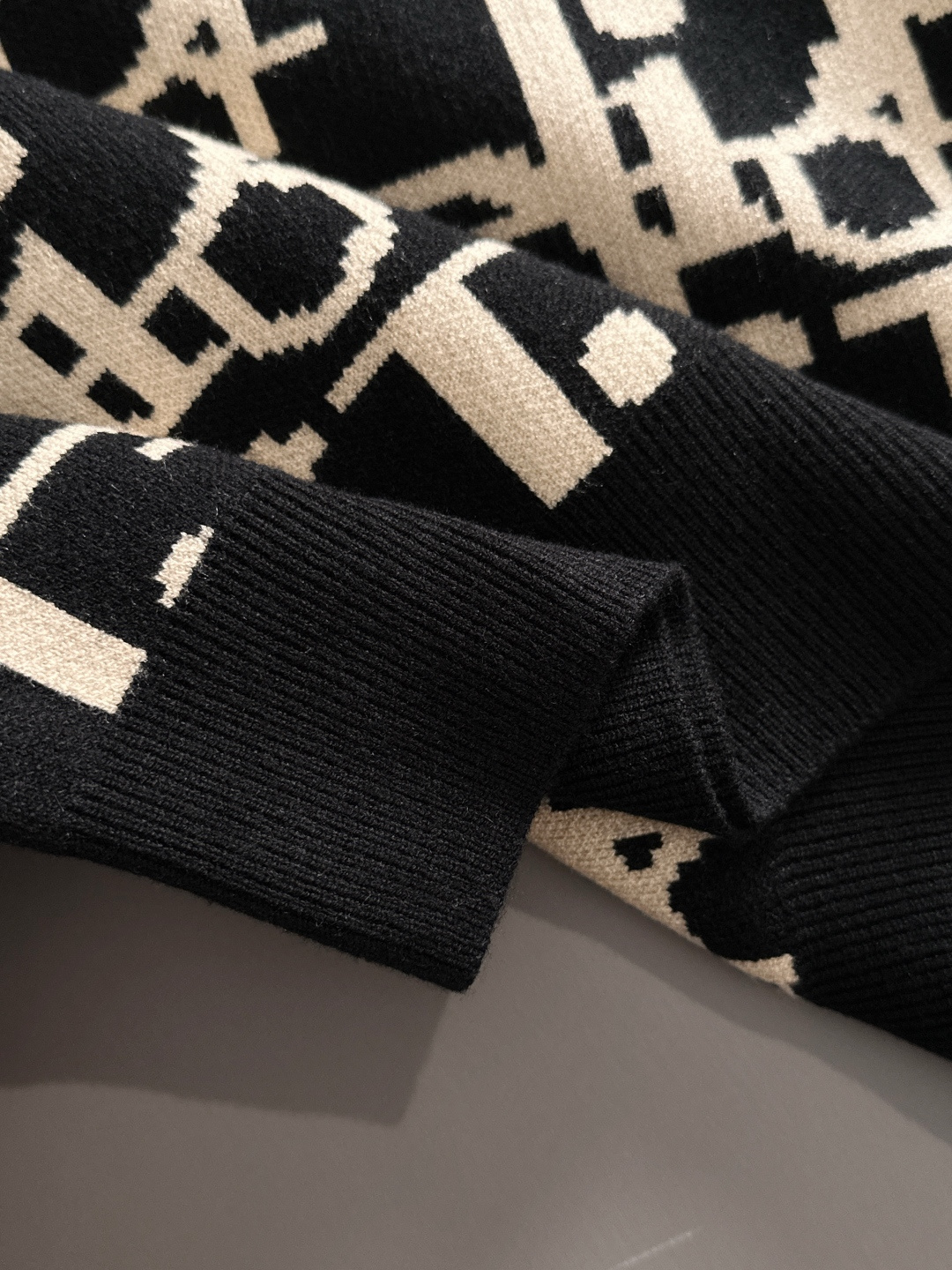 dior 2025秋冬新款羊毛毛衣 高品质意大利进口羊毛混纺面料，高密度针织，时尚百搭毛衣，帅气十足。经