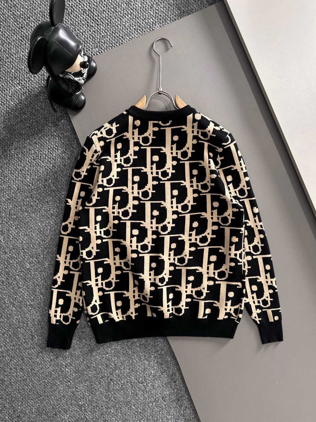 dior 2025秋冬新款羊毛毛衣 高品质意大利进口羊毛混纺面料，高密度针织，时尚百搭毛衣，帅气十足。经