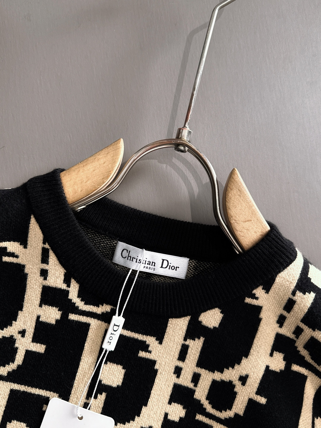 dior 2025秋冬新款羊毛毛衣 高品质意大利进口羊毛混纺面料，高密度针织，时尚百搭毛衣，帅气十足。经