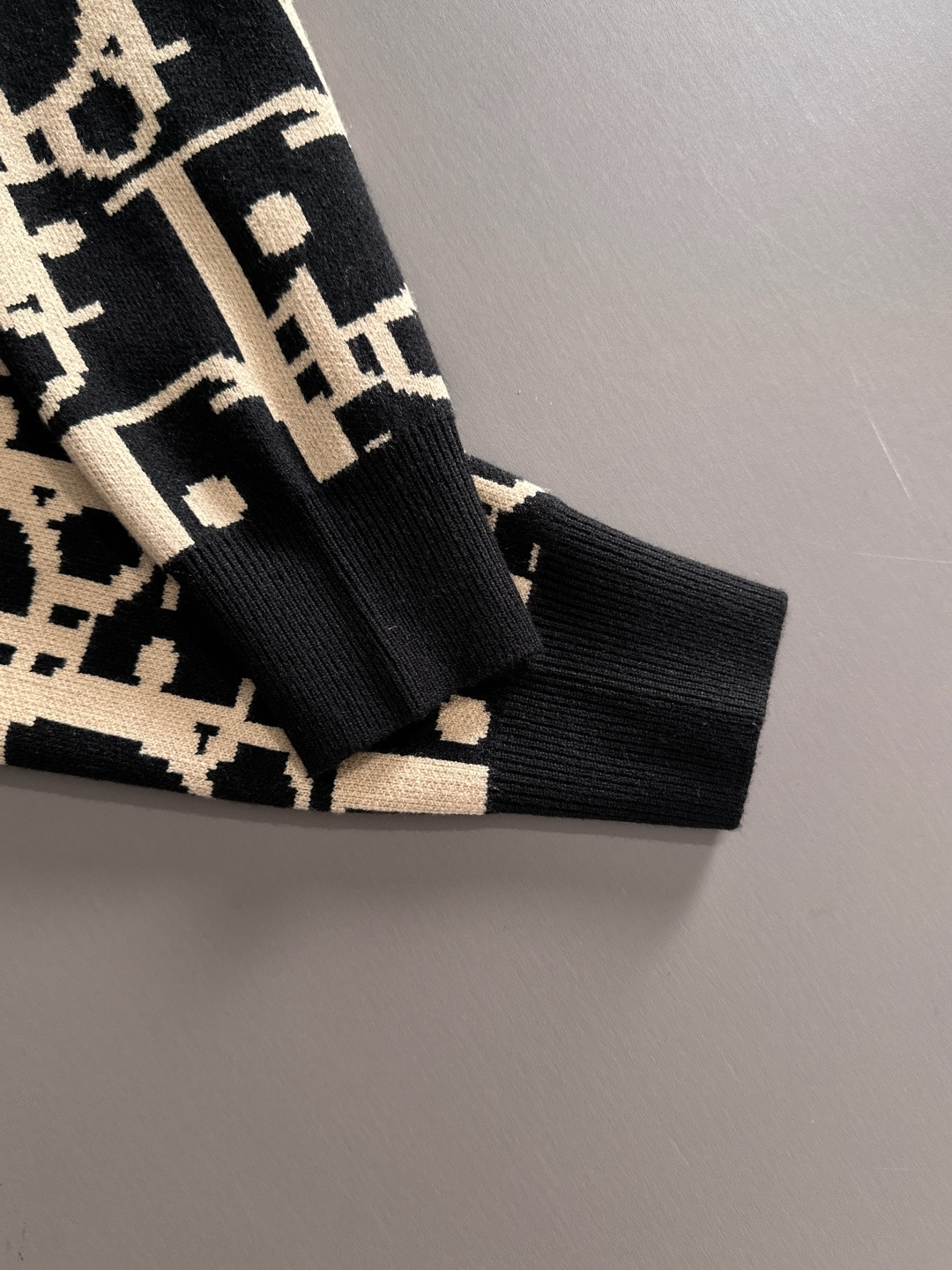 dior 2025秋冬新款羊毛毛衣 高品质意大利进口羊毛混纺面料，高密度针织，时尚百搭毛衣，帅气十足。经